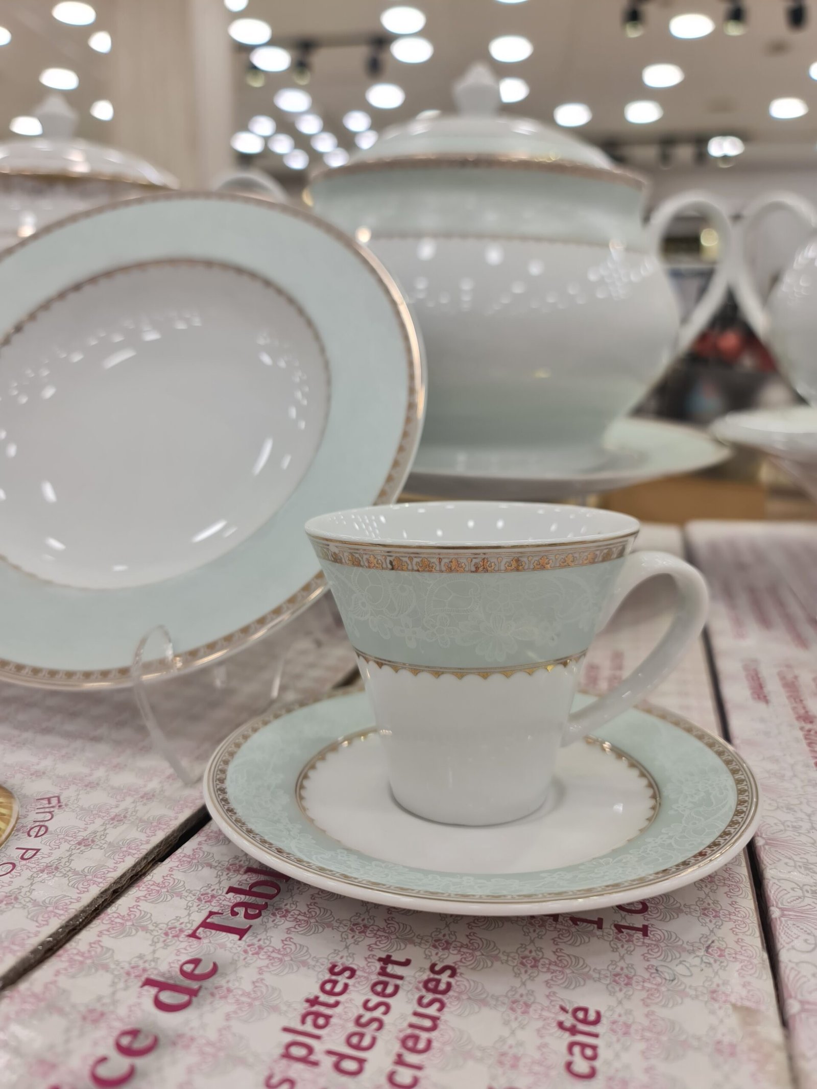 Service À Table Complets En Porcelaine 61 Pièces (Réf: 1881) Service À Table Complets En Porcelaine 61 Pièces (Réf: 1881)