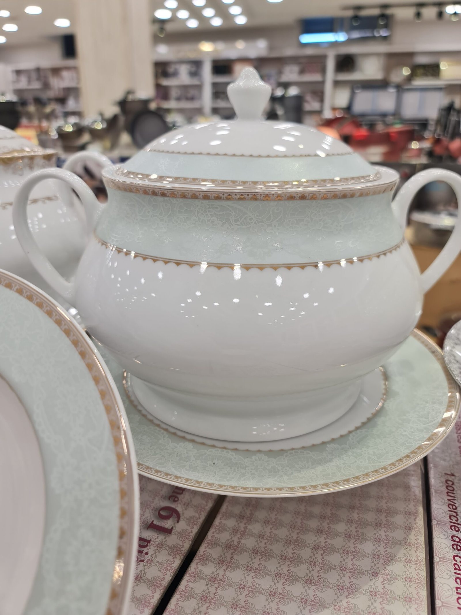 Service À Table Complets En Porcelaine 61 Pièces (Réf: 1881) Service À Table Complets En Porcelaine 61 Pièces (Réf: 1881)
